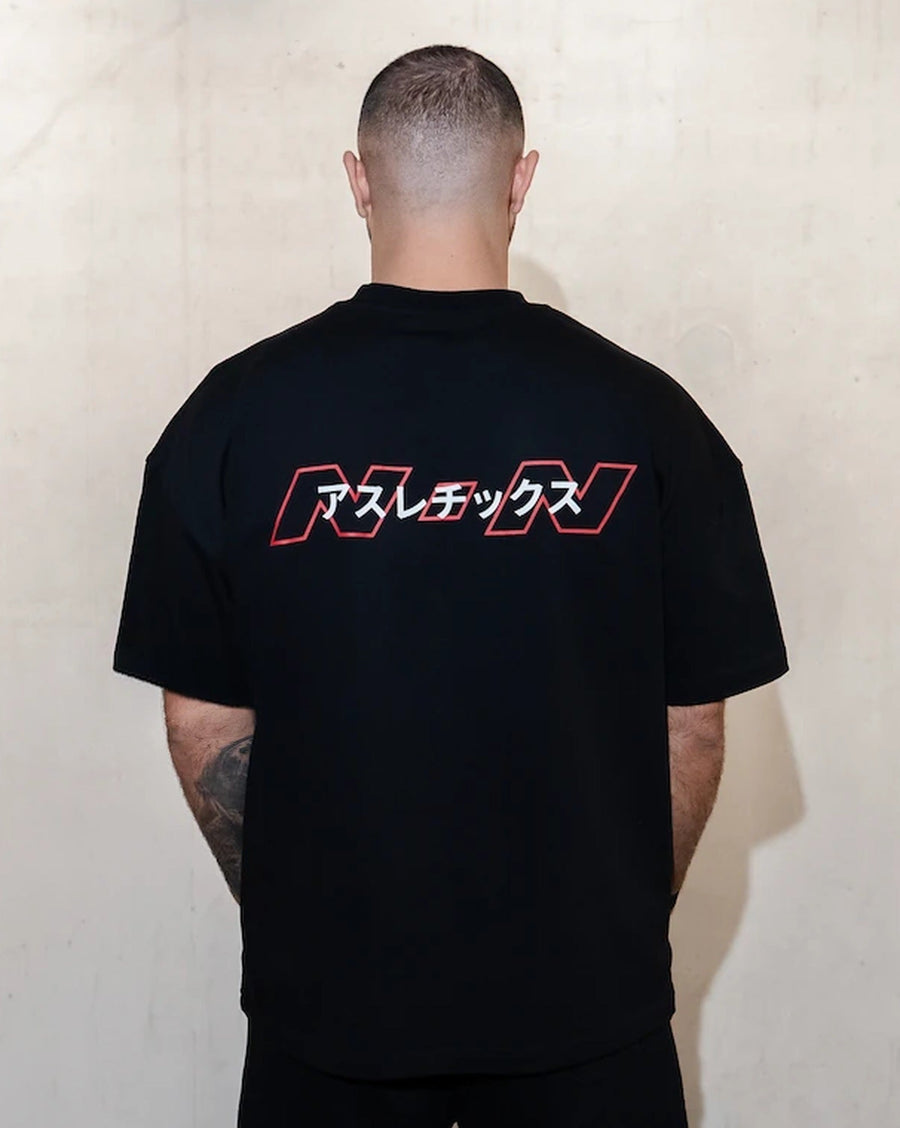 NON Japan Tee Schwarz – Model Rückseite