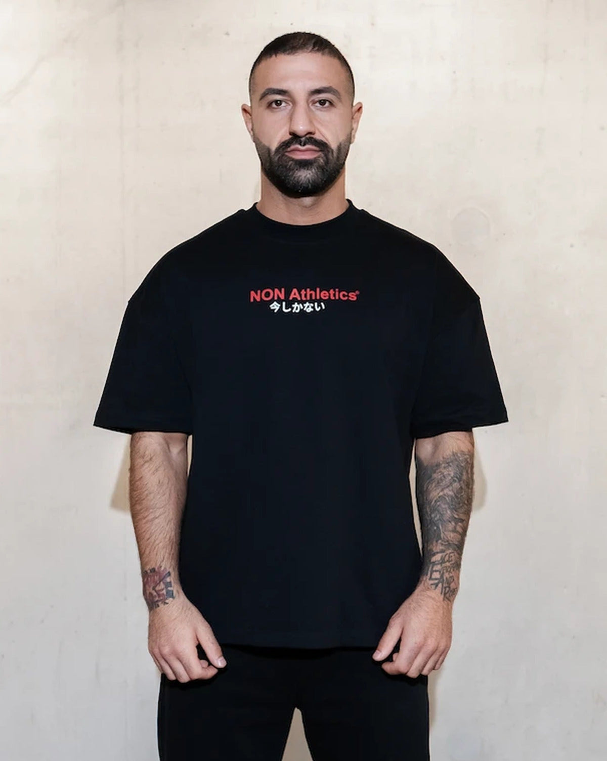 NON Japan Tee Schwarz – Model Vorderseite