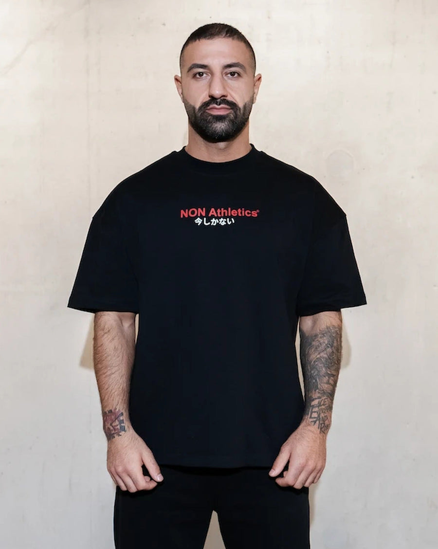 NON Japan Tee Schwarz – Model Vorderseite
