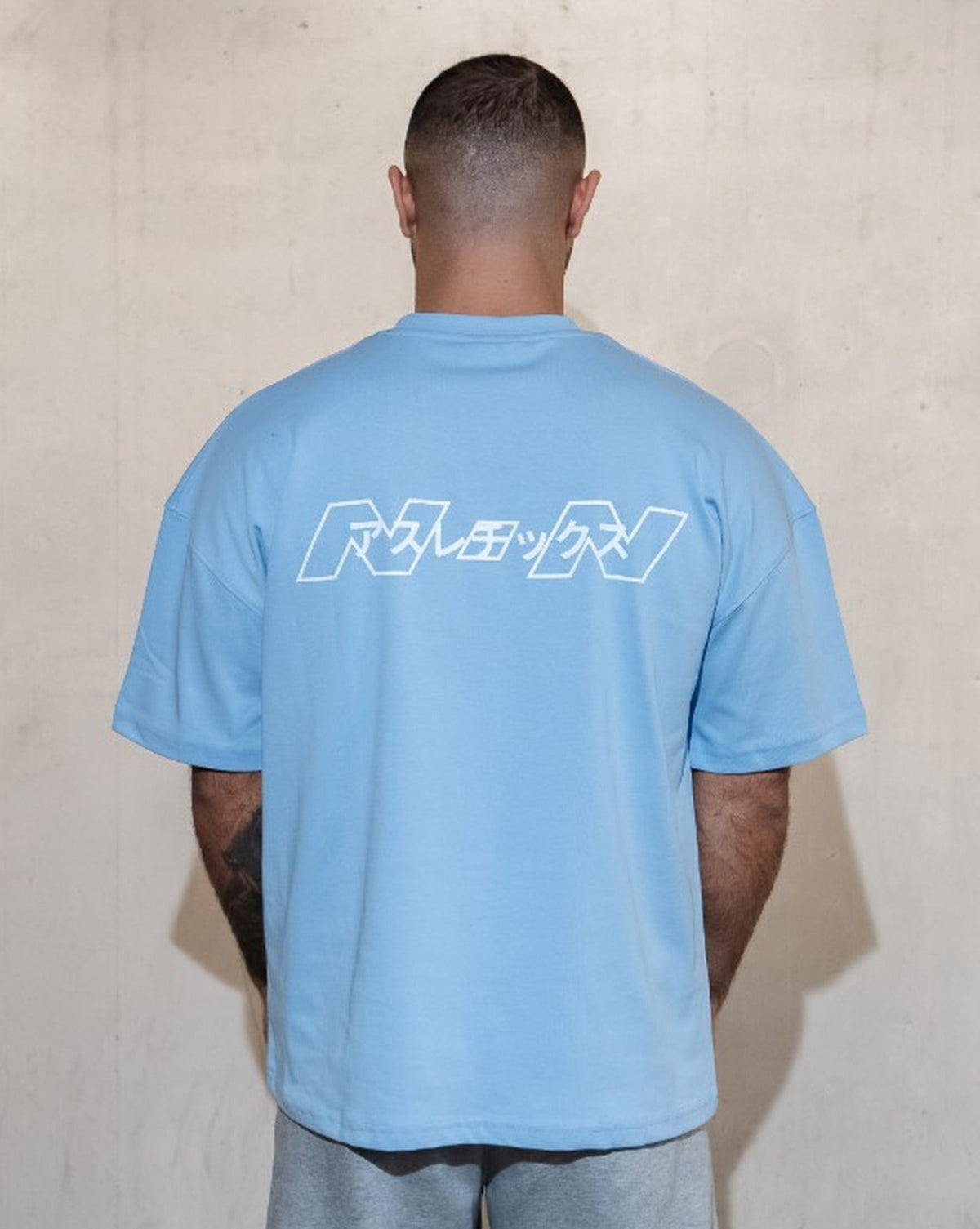 NON Japan Tee Blau – Model Rückseite