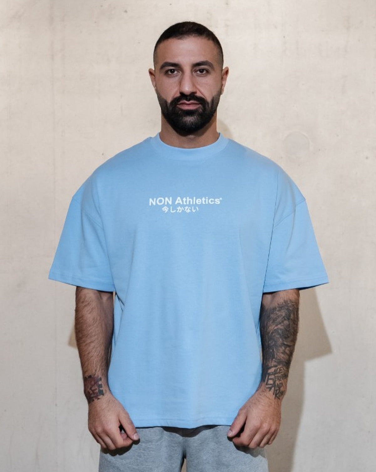 NON Japan Tee Blau – Model Vorderseite