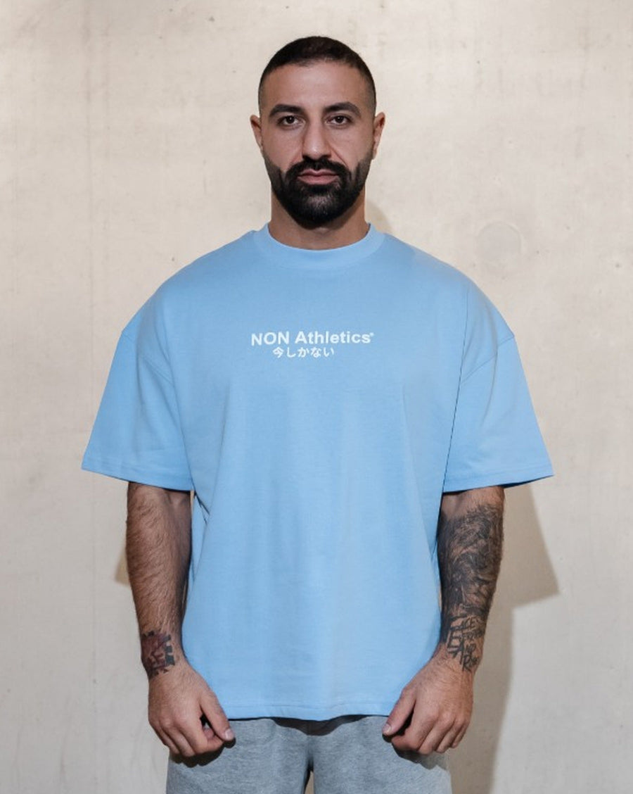 NON Japan Tee Blau – Model Vorderseite