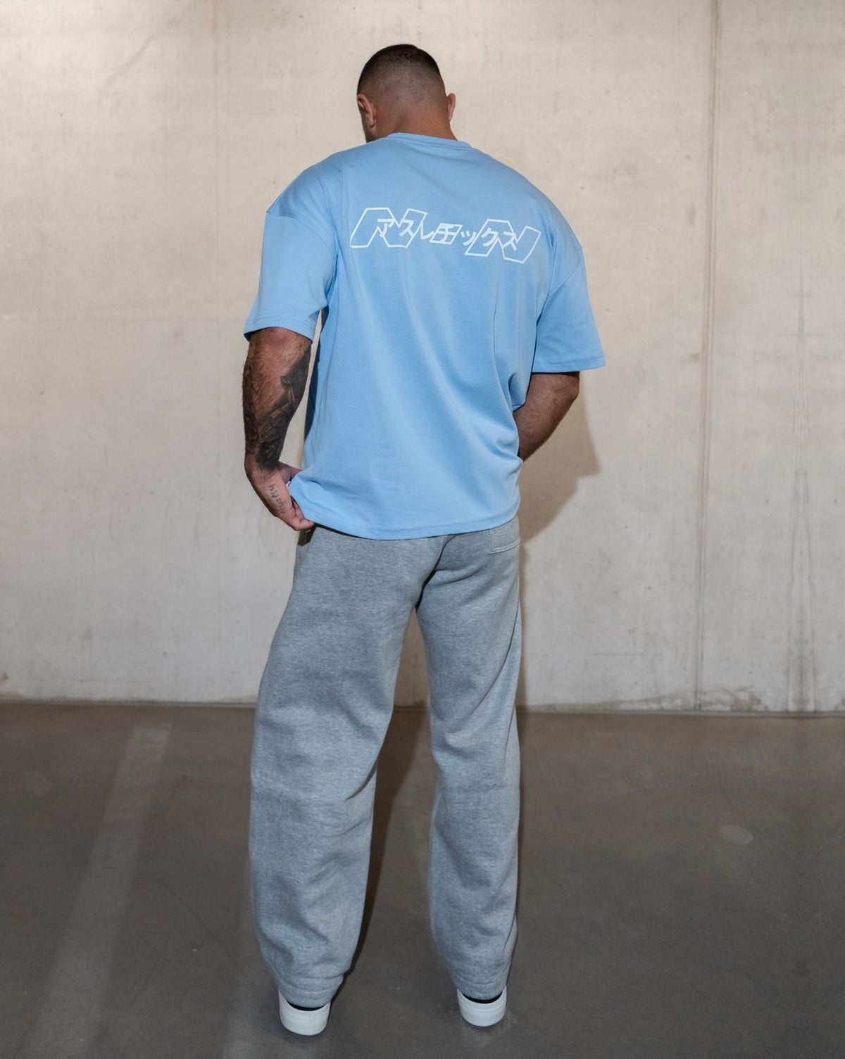 NON Japan Tee Blau – Look Rückseite