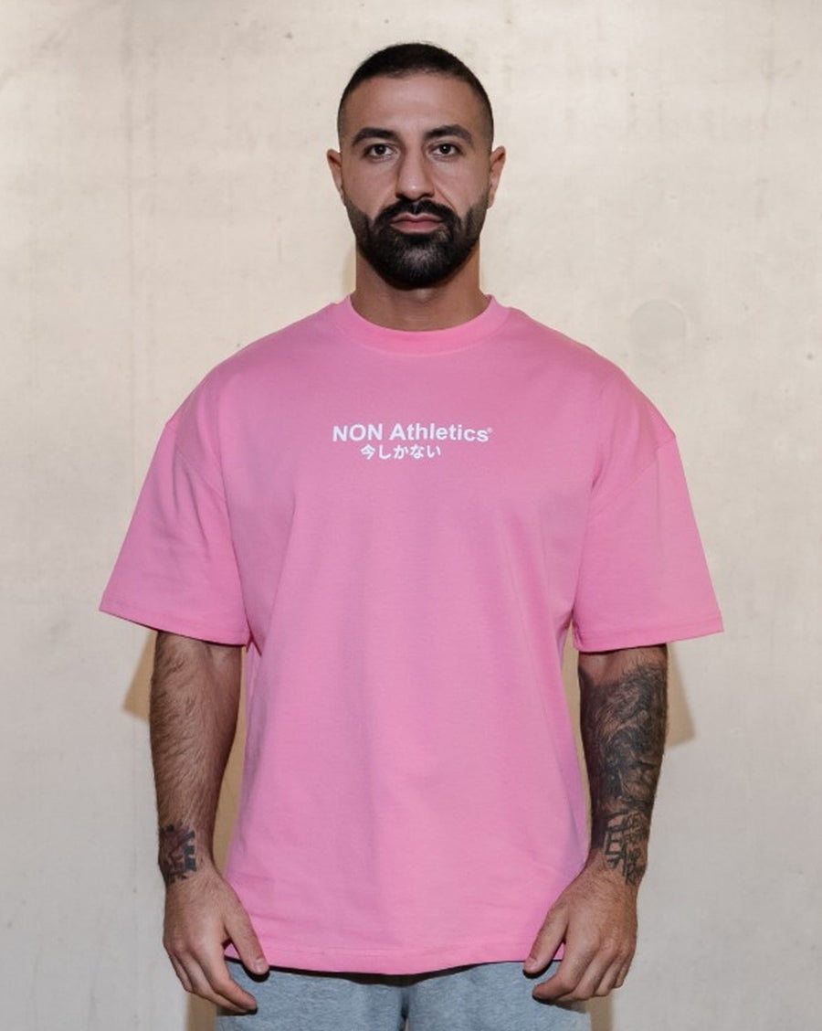 NON Japan Tee Rosa – Model Vorderseite