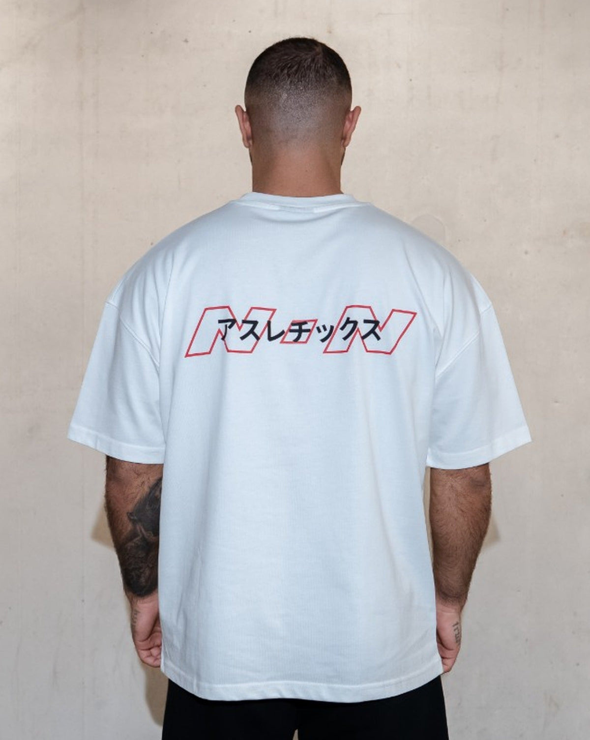 NON Japan Tee Weiß – Model Rückseite