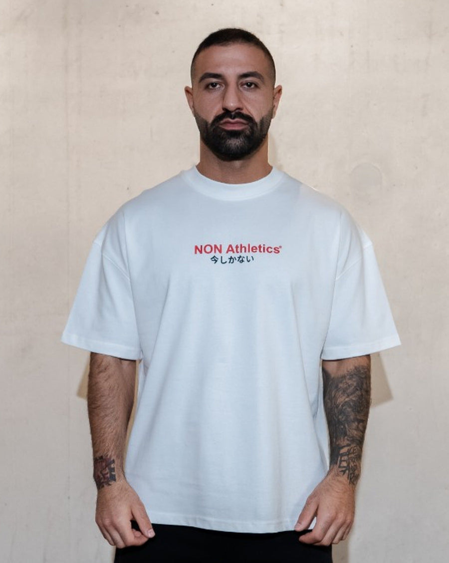 NON Japan Tee Weiß – Model Vorderseite
