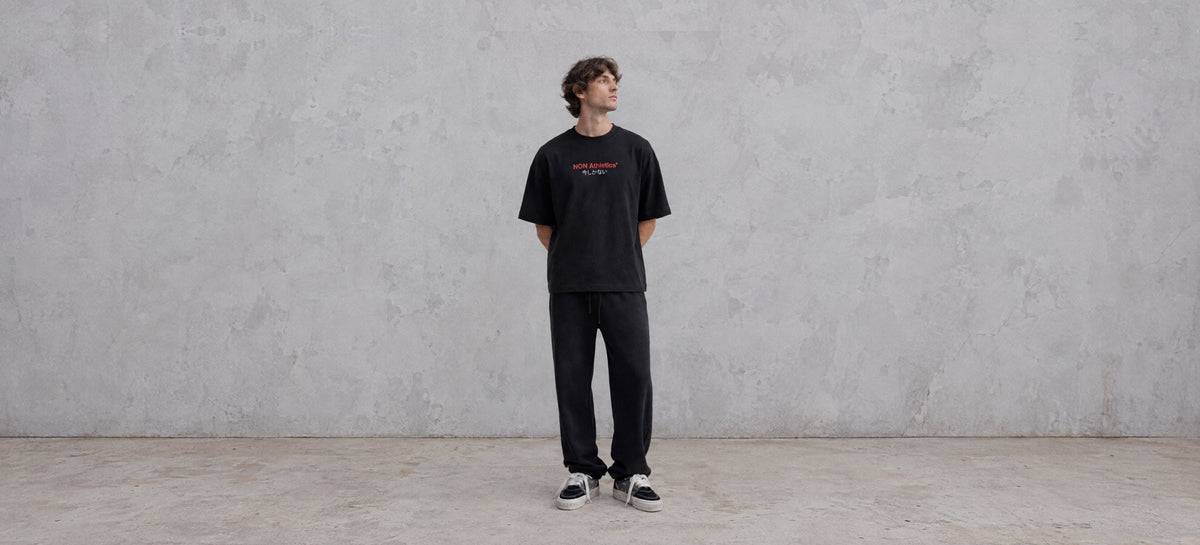 NON Crew Black – nachts an einer SoHo-Ecke