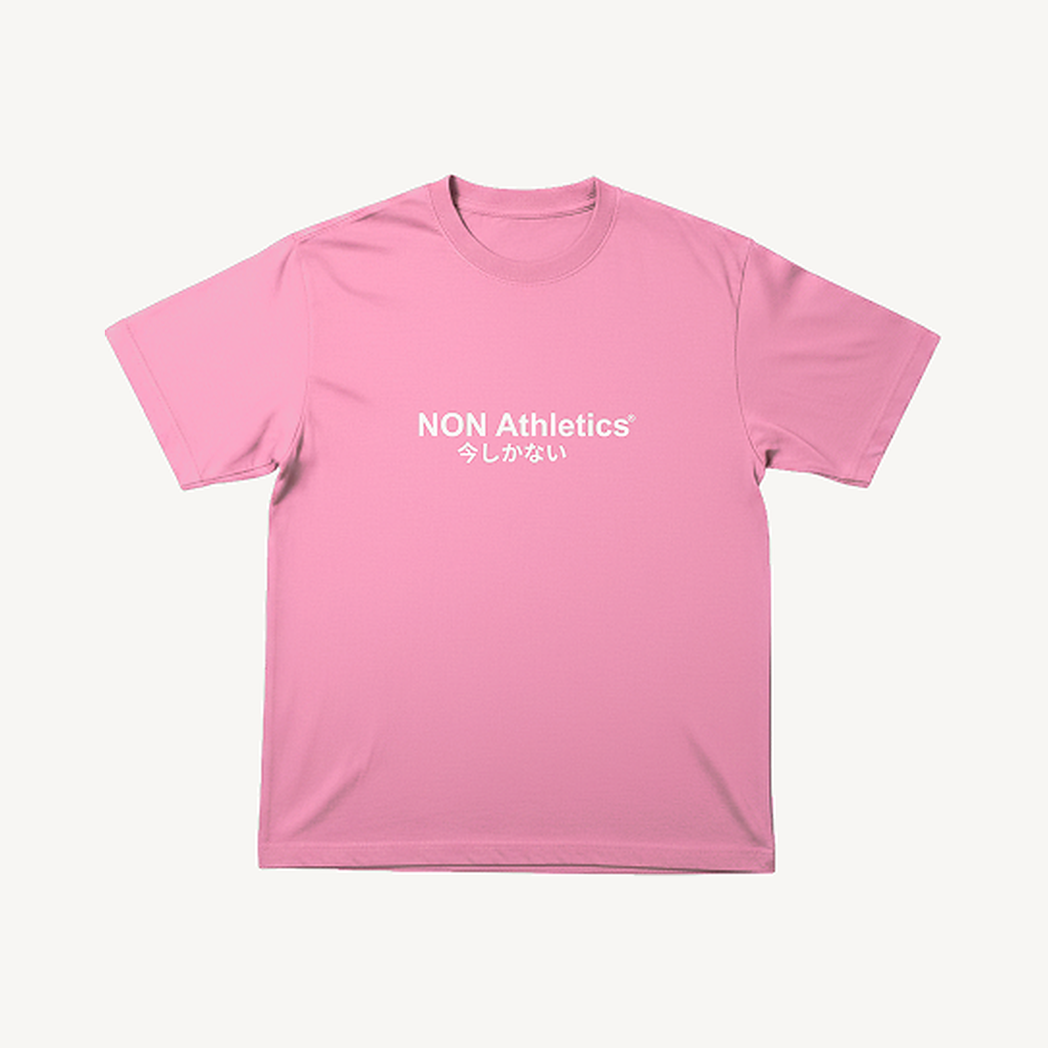 NON Athletics Oversized Tee in Rosa – Vorderansicht mit weißem NON Athletics Print und 今しかない