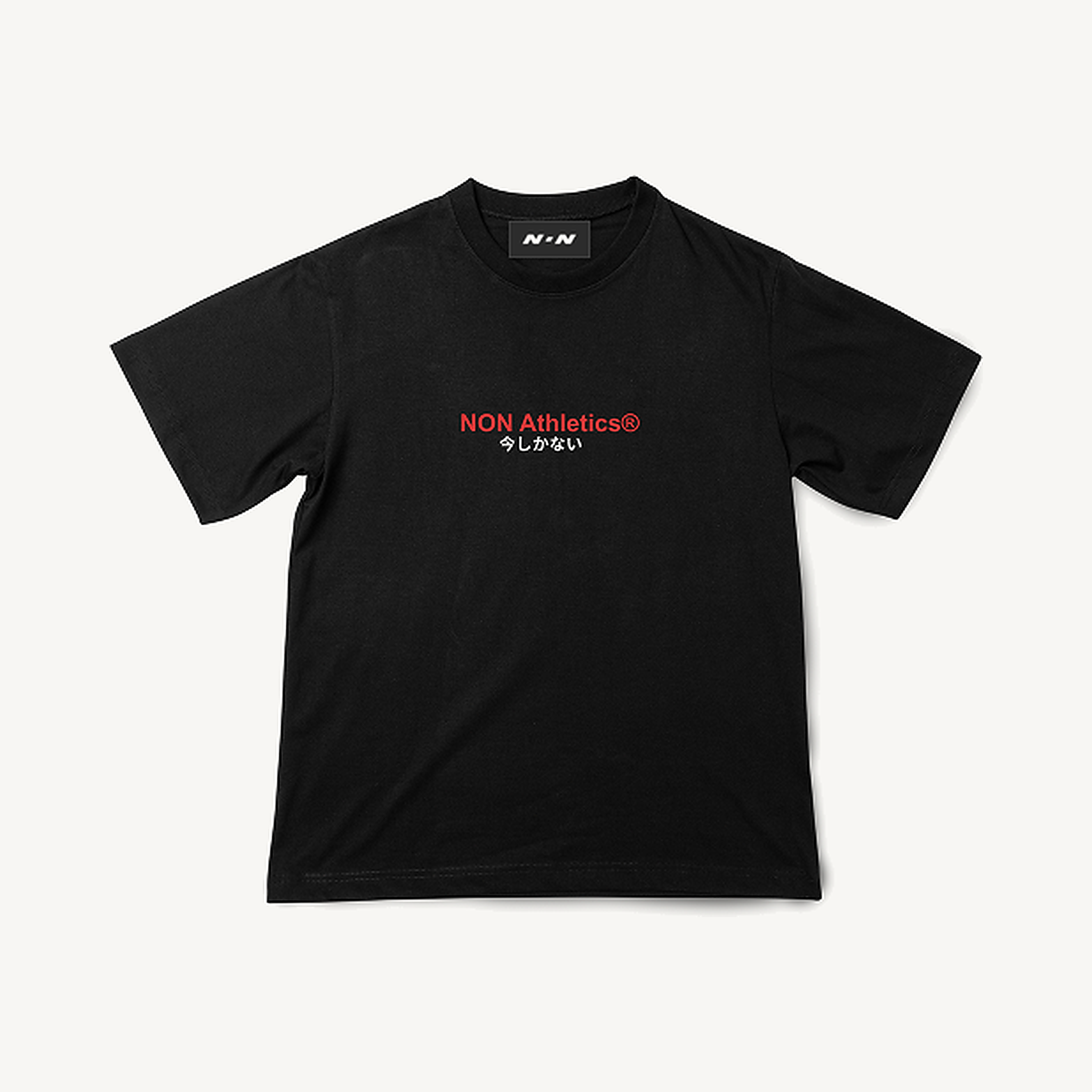 NON Athletics Oversized Tee in Schwarz – Vorderansicht mit rotem NON Athletics Print und 今しかない