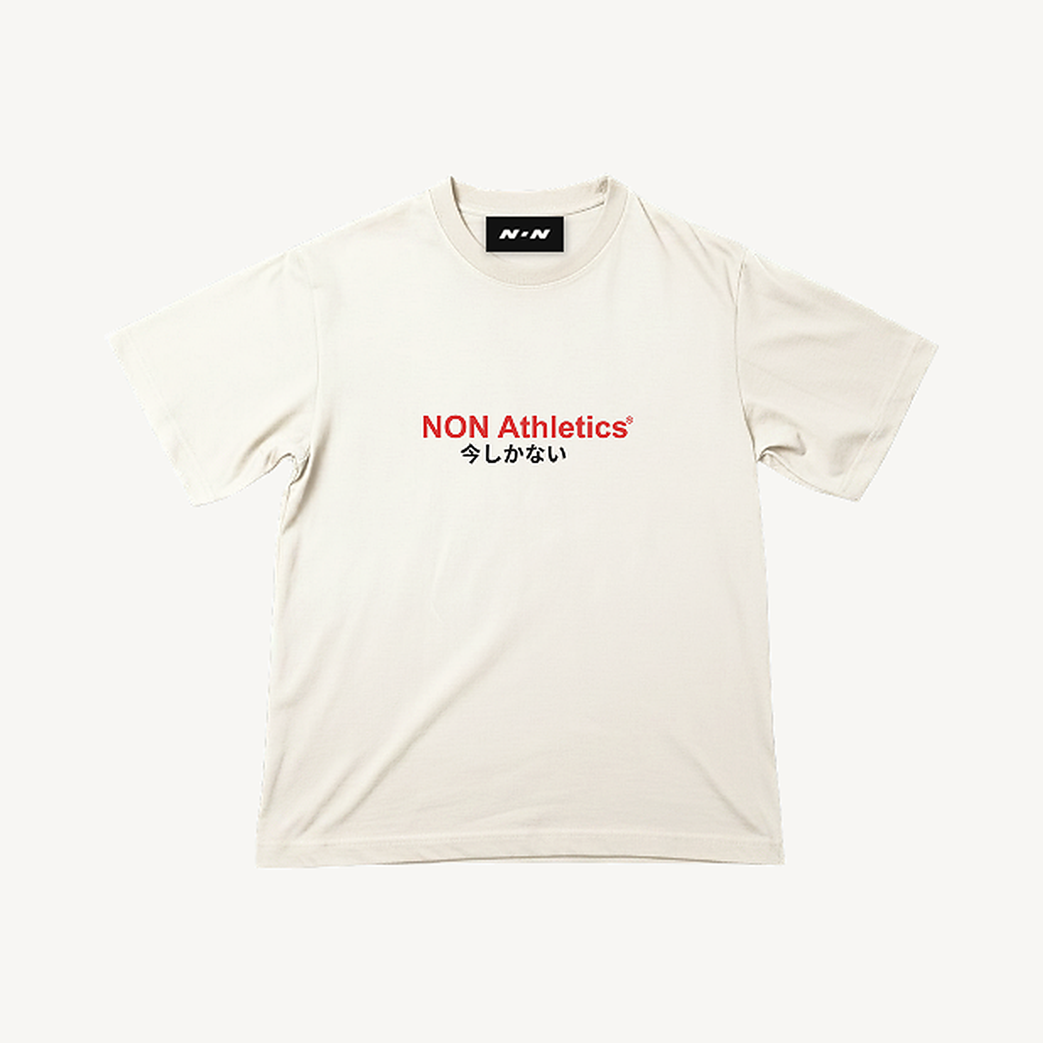 NON Athletics Oversized Tee in Weiß – Vorderansicht mit rotem NON Athletics Print und 今しかない